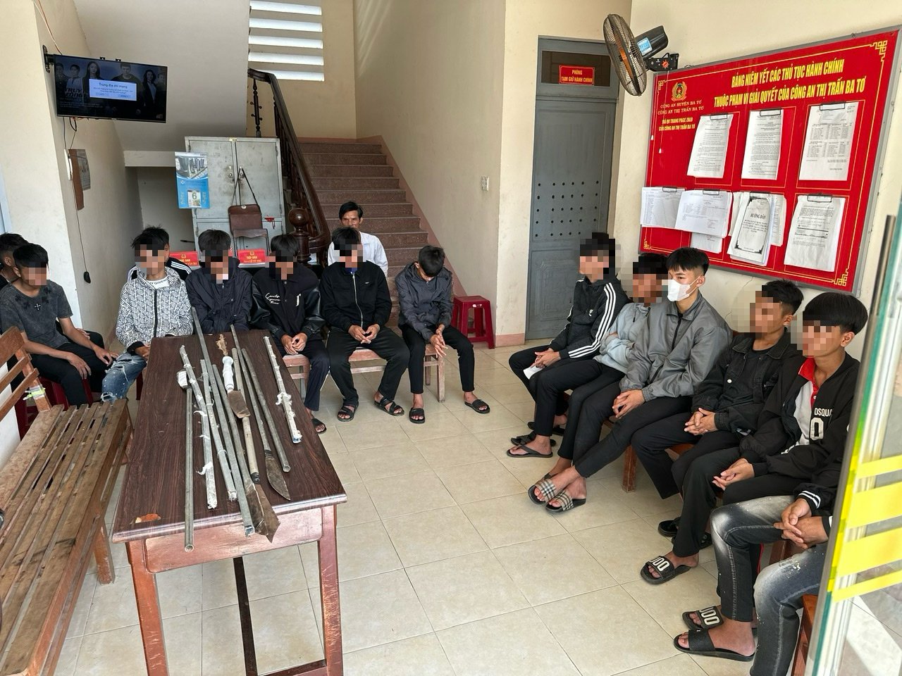Một công an bị thương khi ngăn chặn nhóm người mang hung khí đi chém nhau- Ảnh 2. Nhóm thanh thiếu niên và hung khí
