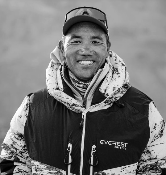 Kami Rita Sherpa là hướng dẫn viên leo núi Everest - Ảnh: Instagram