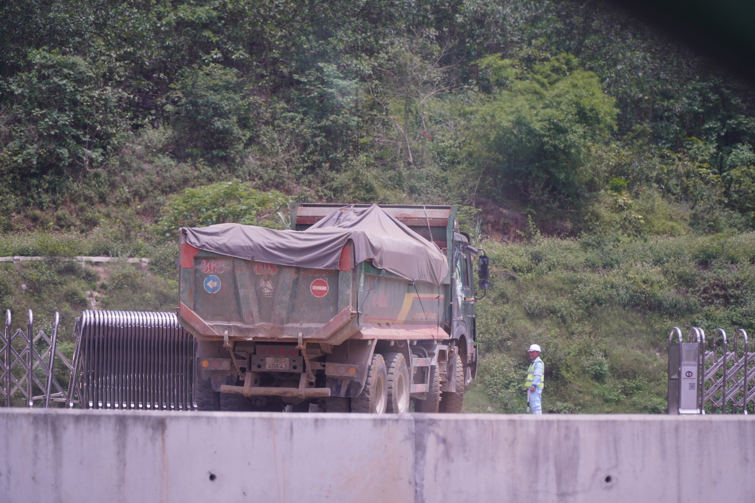 Nhiều xe chở đất phá hàng rào để vào cao tốc Mai Sơn - Quốc lộ 45- Ảnh 7.