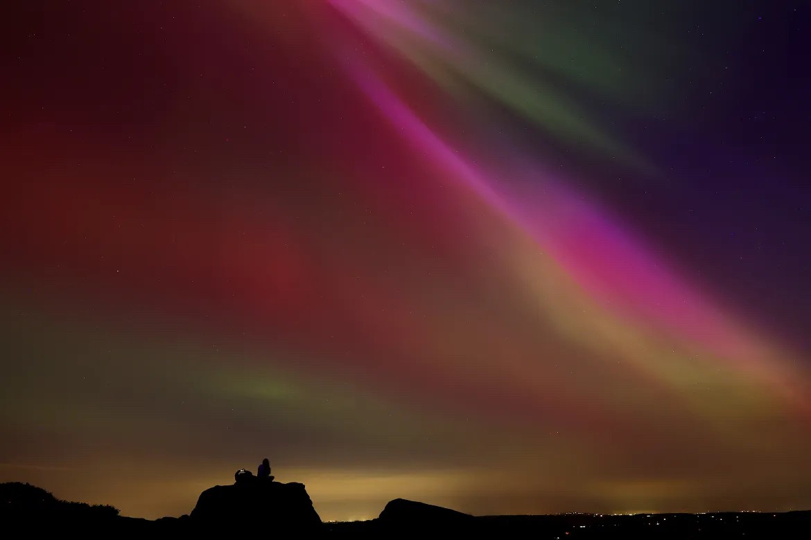 Hình ảnh Bắc cực quang ảo diệu trên bầu trời Bắc bán cầu do cơn bão Mặt trời