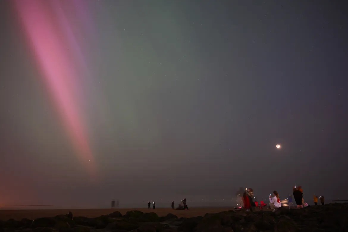 Hình ảnh Bắc cực quang ảo diệu trên bầu trời Bắc bán cầu do cơn bão Mặt trời