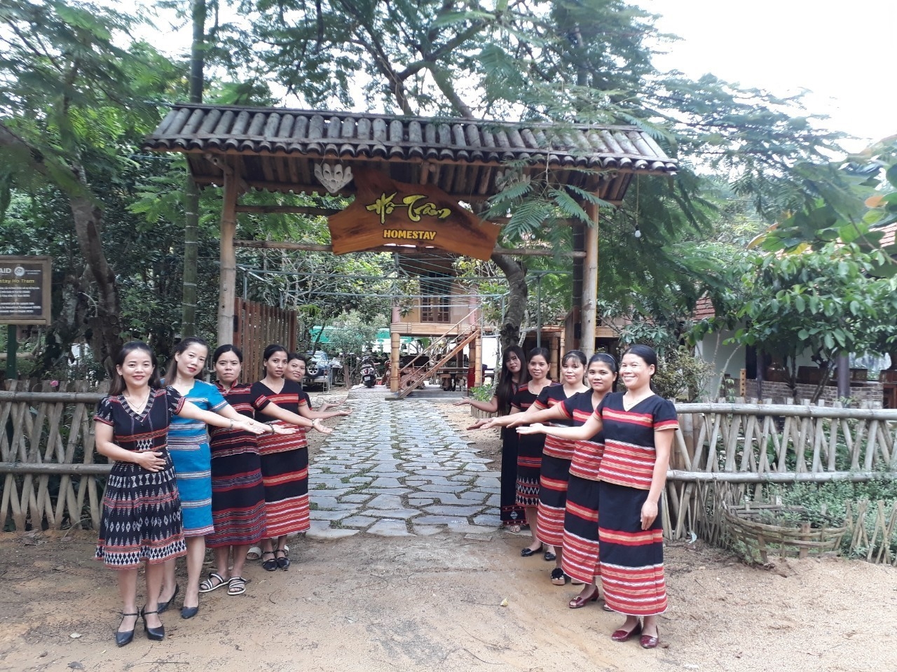 Nhiều hộ gia đình khác ở A Nôr cũng trở nên khá giả nhờ các hoạt động giao thương, du lịch Nhiều hộ gia đình khác ở A Nôr cũng trở nên khá giả nhờ các hoạt động giao thương, du lịch