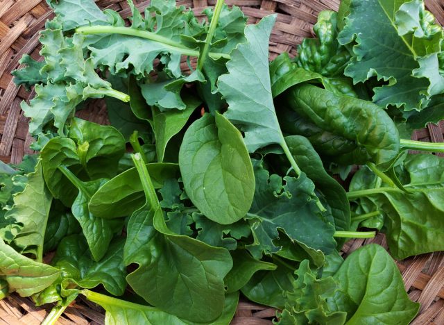 10 thực phẩm làm chậm lão hóa sau tuổi 40- Ảnh 10. rau lá xanh với cải xoăn và rau bina