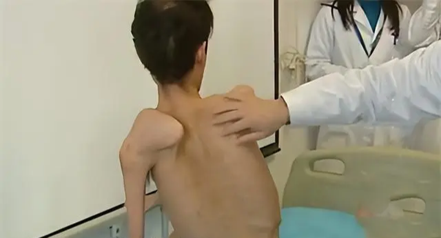 Một nhà 7 người 20 năm không bước ra cửa, hàng xóm lén nhìn tái mặt với cảnh này: Có thứ gì đó đang bò!- Ảnh 5. Một nhà 7 người 20 năm không bước ra cửa, hàng xóm lén nhìn tái mặt với cảnh này: Có thứ gì đó đang bò!- Ảnh 5.