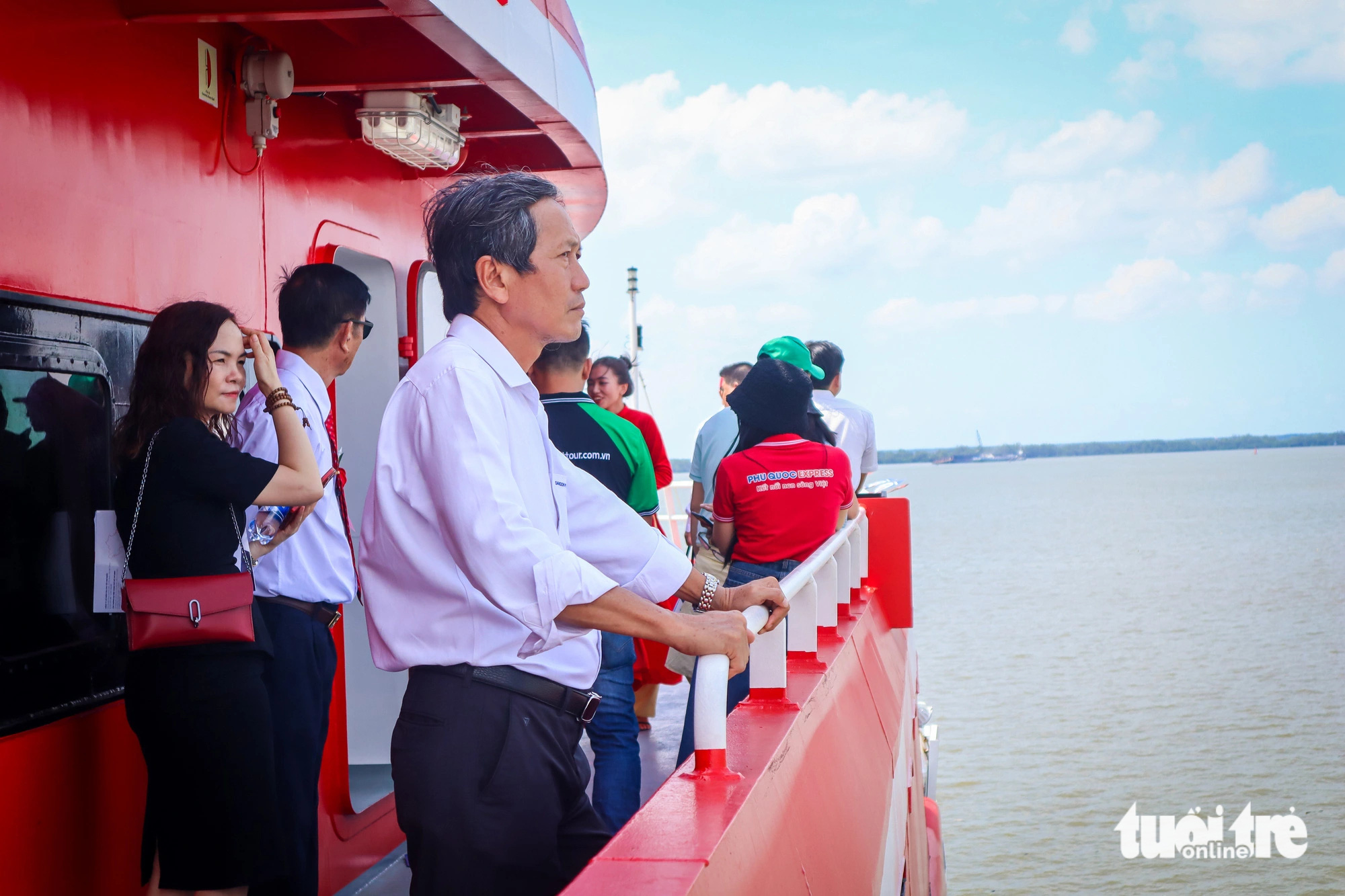 Khai trương siêu tàu cao tốc TP.HCM - Côn Đảo chở được ngàn người- Ảnh 7. Các đại biểu và người dân tham quan tàu cao tốc TP.HCM - Côn Đảo sáng 13-5 - Ảnh: THU DUNG