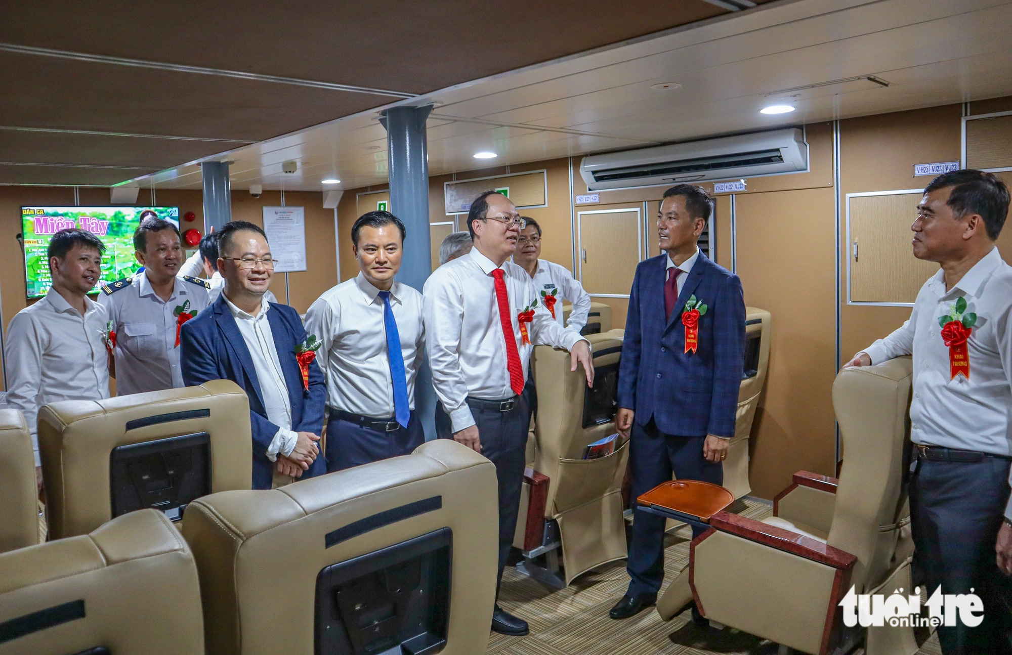 Khai trương siêu tàu cao tốc TP.HCM - Côn Đảo chở được ngàn người- Ảnh 6. Các đại biểu tham quan tàu cao tốc TP.HCM - Côn Đảo - Ảnh: CHÂU TUẤN