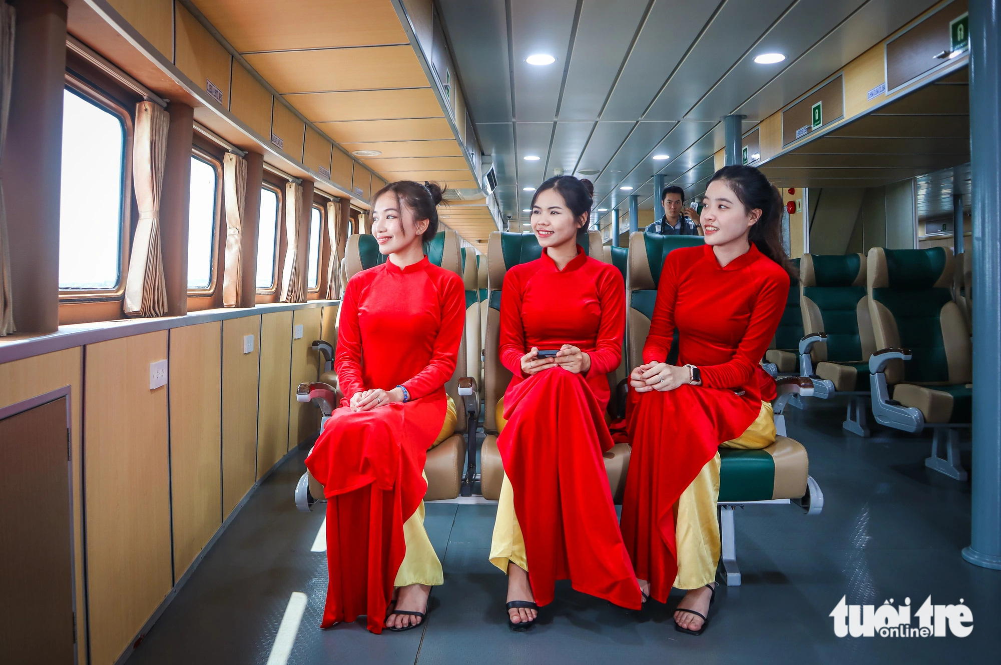 Khai trương siêu tàu cao tốc TP.HCM - Côn Đảo chở được ngàn người- Ảnh 12. Dọc hai bên tàu đều có cửa sổ, lan can để người dân ngắm cảnh trong thời gian tàu chạy - Ảnh: CHÂU TUẤN