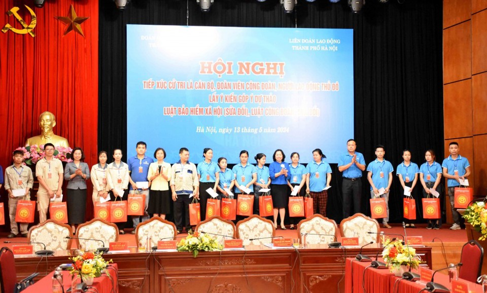 Lãnh đạo Tổng LĐLĐ Việt Nam, Đoàn đại biểu Quốc hội TP và LĐLĐ TP tặng quà cho công nhân lao động