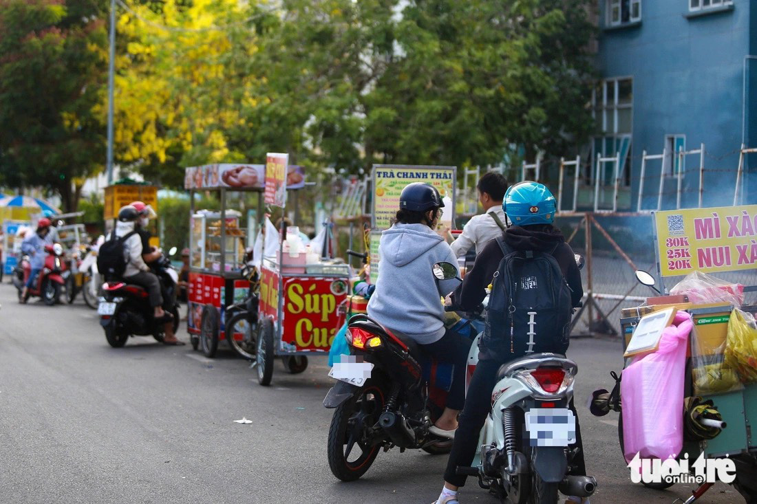 Thức ăn đường phố được ưa chuộng vì sự tiện lợi, giá rẻ. Tuy nhiên cũng tiềm ẩn nhiều nguy cơ mất an toàn vệ sinh thực phẩm - Ảnh: PHƯƠNG QUYÊN