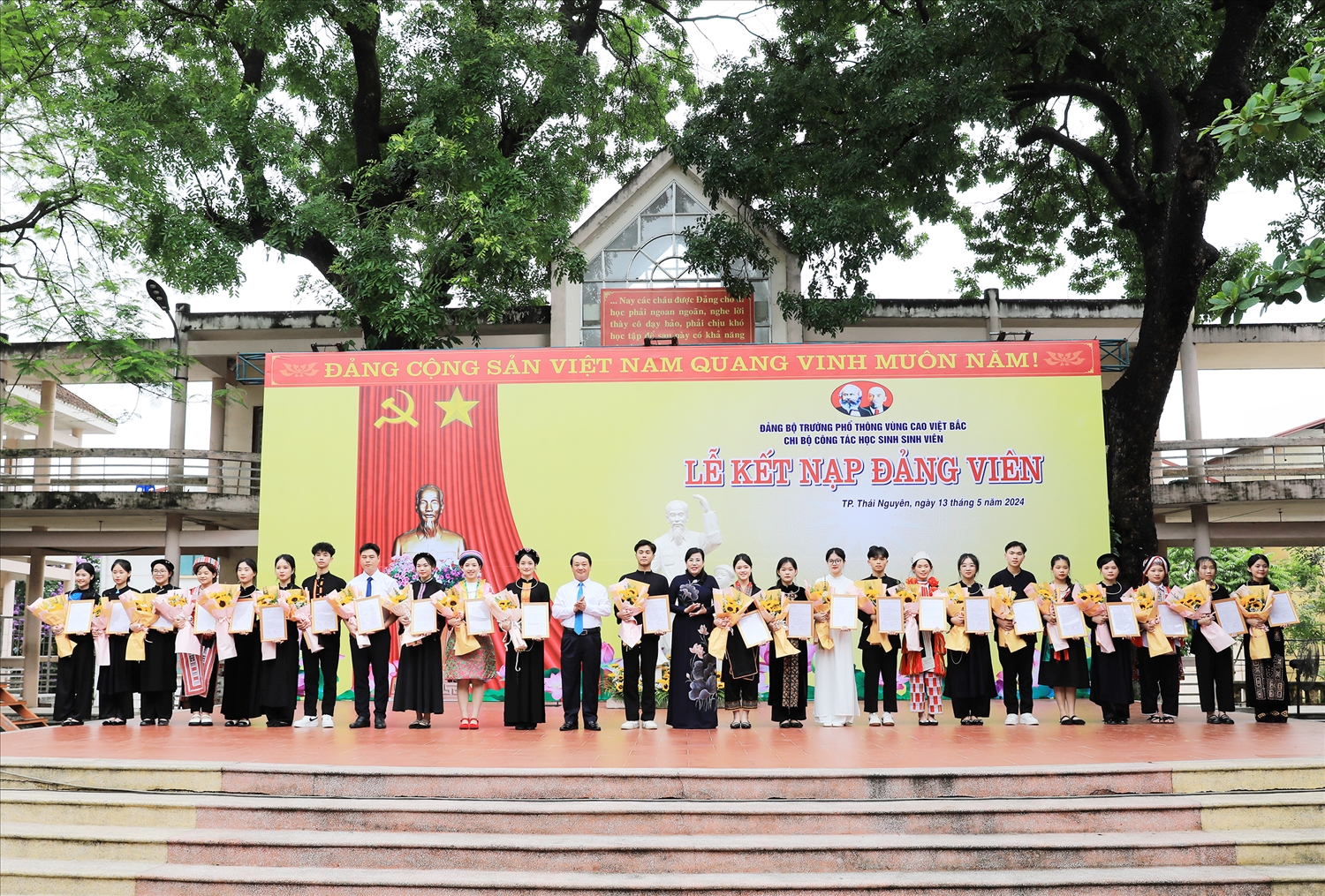 Bộ trưởng, Chủ nhiệm Ủy ban Dân tộc Hầu A Lệnh và Bí thư Tỉnh ủy Thái Nguyên Nguyễn Thanh Hải tặng hoa chúc mừng các đảng viên mới được kết nạp. (Ảnh: Mạnh Hùng) Bộ trưởng, Chủ nhiệm Ủy ban Dân tộc Hầu A Lệnh và Bí thư Tỉnh ủy Thái Nguyên Nguyễn Thanh Hải tặng hoa chúc mừng các đảng viên mới được kết nạp. (Ảnh: Mạnh Hùng)