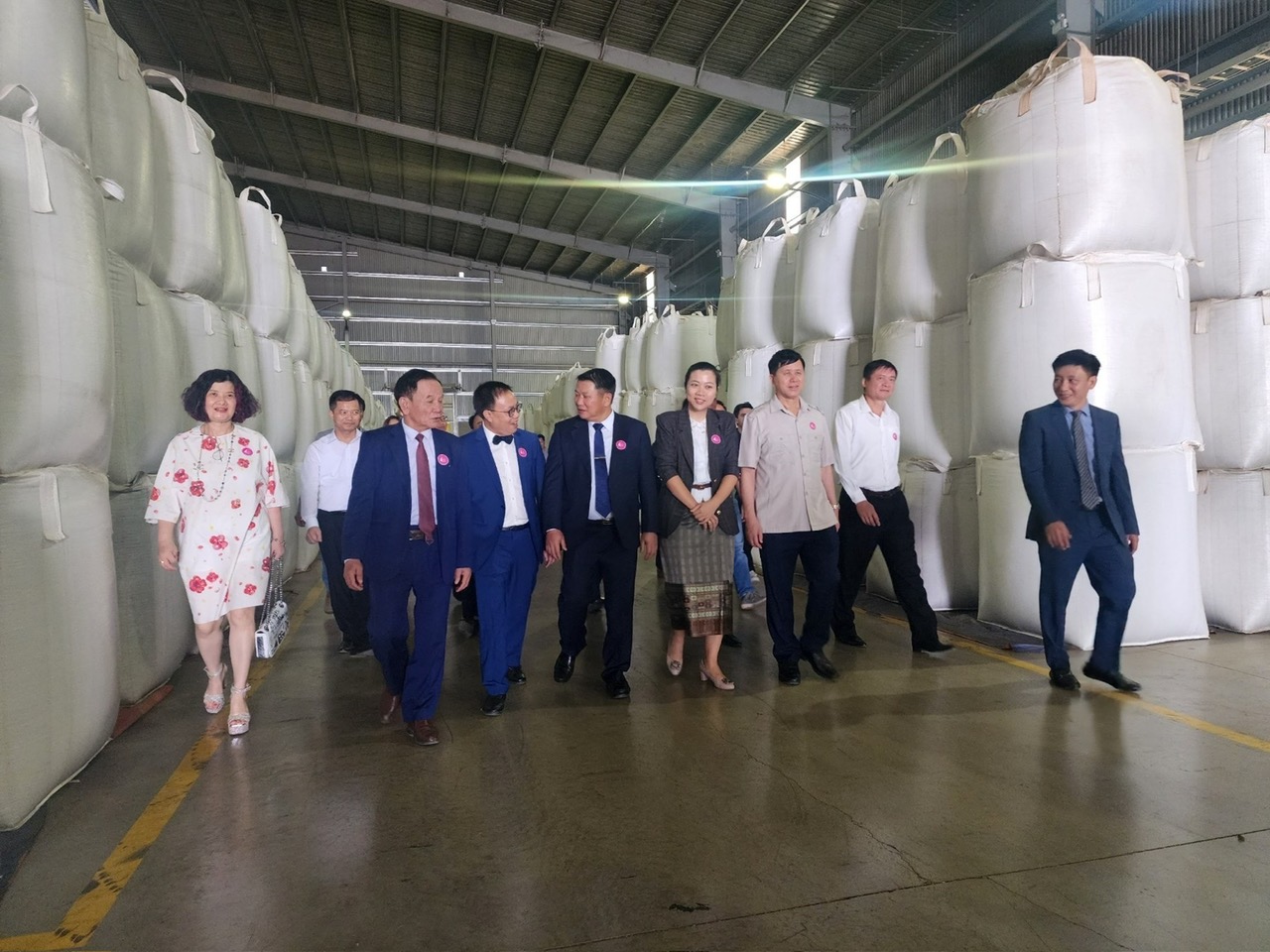 Lãnh đạo tỉnh Sơn La cùng các đồng chí nguyên lãnh đạo tỉnh Sơn La và đại diện doanh nghiệp thăm nhà máy Cà phê Phúc Sinh Sơn La, riêng hệ thống nhà xưởng sản xuất rộng 12.768 m2; Khu xử lý nước thải được đầu tư đồng bộ với công suất xử lý 200 m3/ngày đêm. Các khu vực phụ trợ của nhà máy rộng 24.000 m2; văn phòng rộng 1.080 m2. Sơn La, những con đường gập ghềnh nhưng nhiều tình yêu với cà phê Arabica- Ảnh 5.