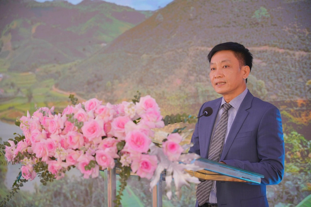 Anh Vũ Việt Thắng - Tổng Giám đốc Công ty Cổ phần Phúc Sinh Sơn La phát biểu tại lễ khai trương dây chuyền chế biến trà Cascara - loại trà làm từ vỏ cà phê chín. Sơn La, những con đường gập ghềnh nhưng nhiều tình yêu với cà phê Arabica- Ảnh 12.