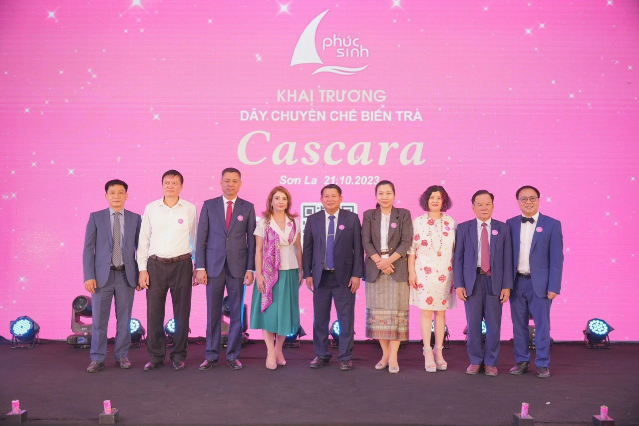 Lãnh đạo tỉnh Sơn La chụp ảnh lưu niệm cùng các vị khách quốc tế, nguyên lãnh đạo tỉnh và đại diện doanh nghiệp. Sơn La, những con đường gập ghềnh nhưng nhiều tình yêu với cà phê Arabica- Ảnh 14.