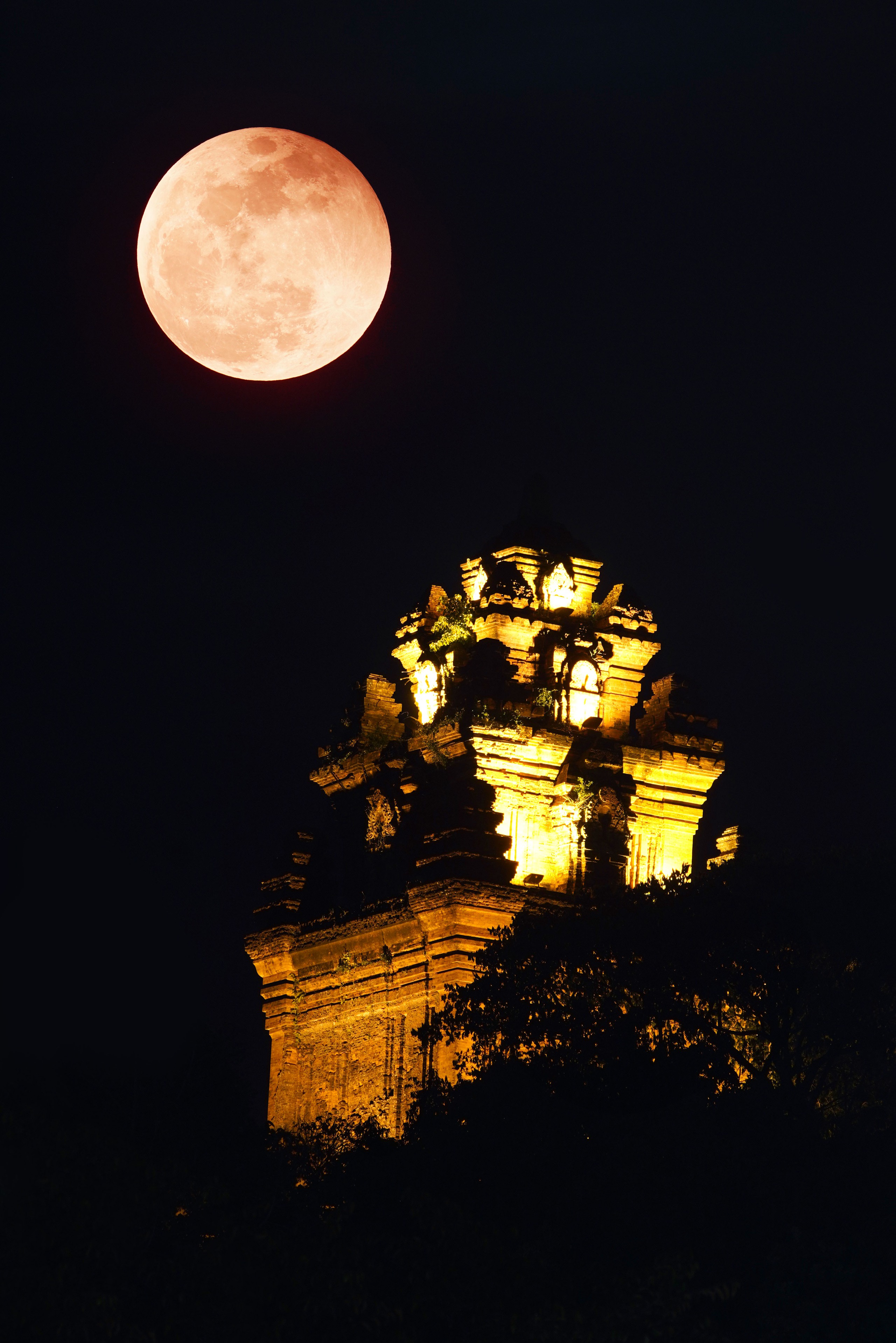 Thông thường, tháp Nhạn thường được chọn là điểm đến vào buổi tối trong mỗi chuyến hành trình. Bởi khi màn đêm buông xuống, tháp rực sáng đầy mê hoặc trong ánh đèn nghệ thuật