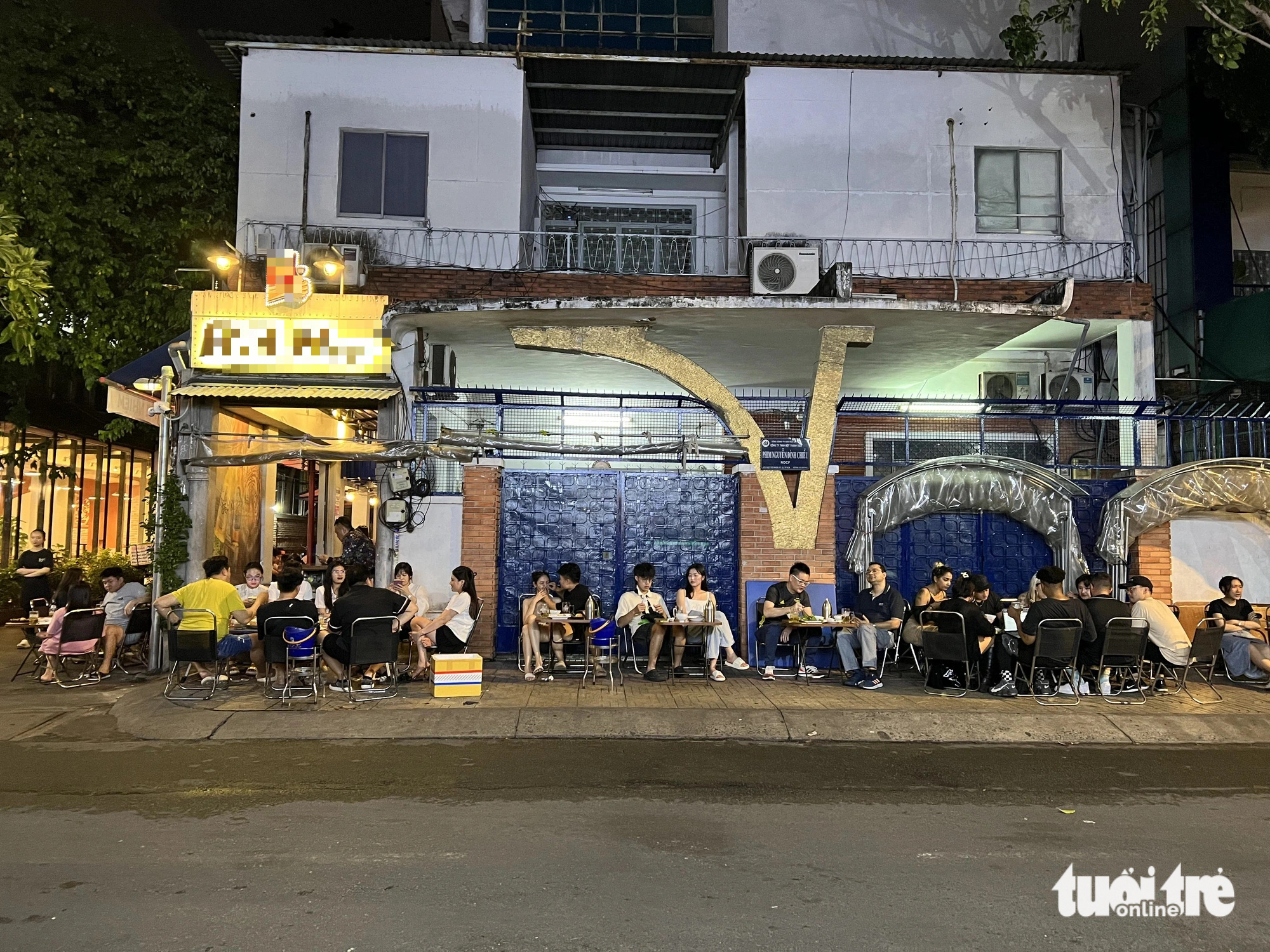 Lương 8 triệu vẫn cố ở lại thành phố: Chi tiêu thế nào mới đủ sức bám trụ?- Ảnh 3. Việc được tự do sống theo lối sống của riêng mình, giữa một TP xa lạ cũng là một lý do để nhiều người trẻ chọn bám trụ ở TP - Ảnh minh họa: TRIỆU VÂN