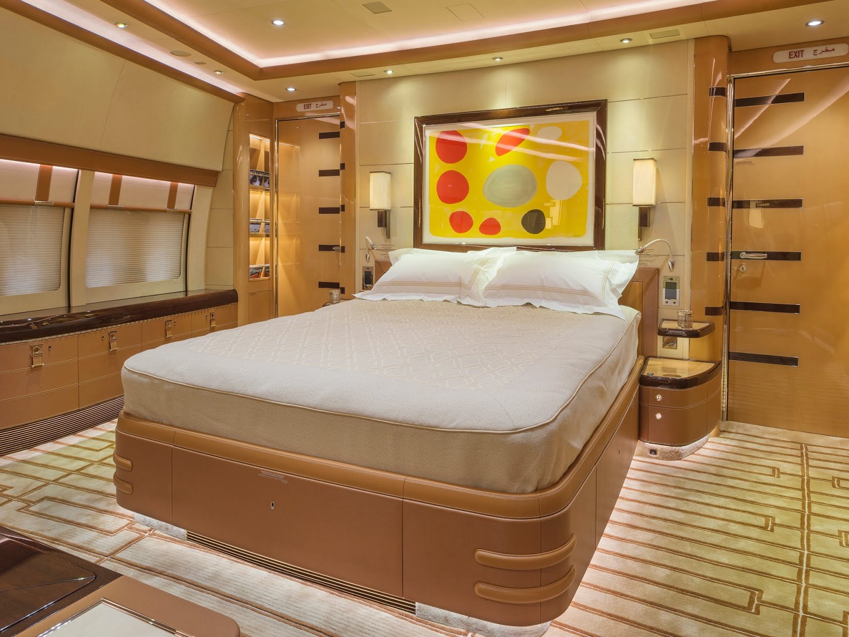 Bên trong 'cung điện bay' lớn nhất thế giới trị giá 400 triệu USD- Ảnh 8. Phòng ngủ chính ở mũi máy bay, ngay dưới buồng lái. Nằm ở phía trước thân máy bay, mũi là phần riêng tư nhất của máy bay và yên tĩnh nhất vì cách xa động cơ. Phòng ngủ có một chiếc giường kích thước bình thường với các ngăn tủ để đựng đồ bên dưới