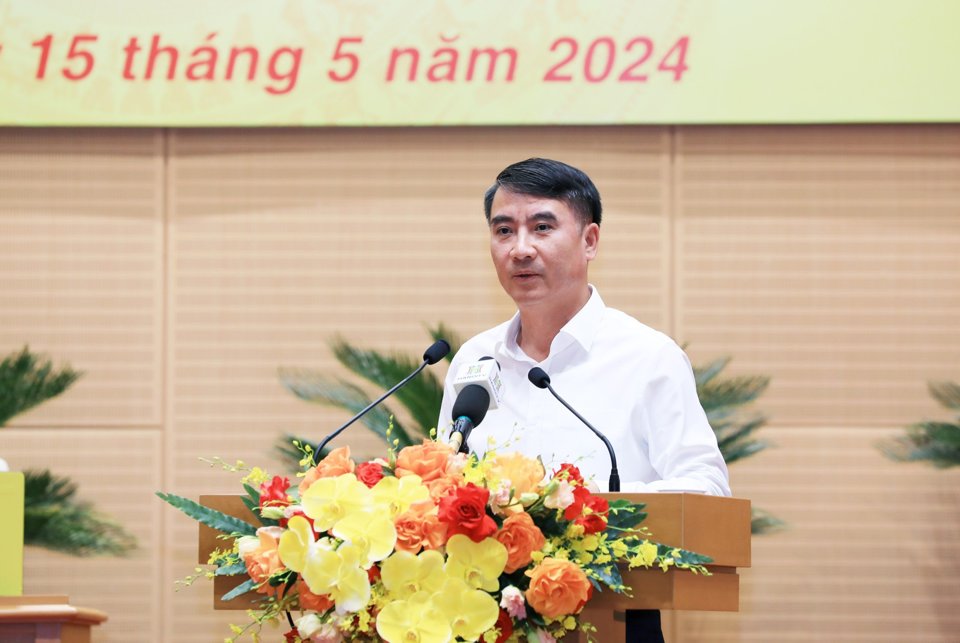 Giám đốc Sở Tài chính Nguyễn Xuân Lưu trình bày Tờ trình tại Kỳ họp.
