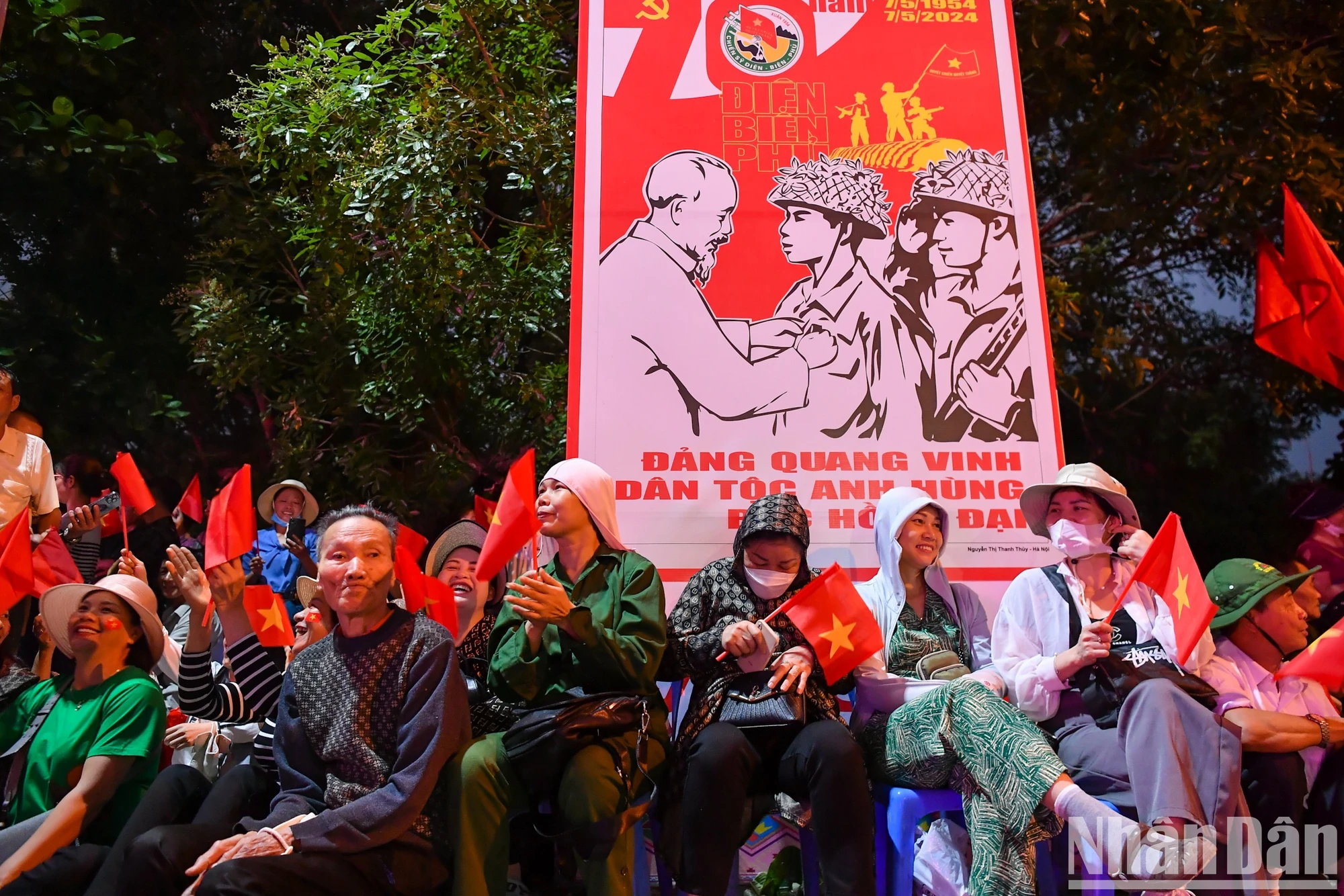 [Ảnh] Phố phường Điện Biên Phủ đông kín người chờ đón lễ diễu binh, diễu hành ảnh 5