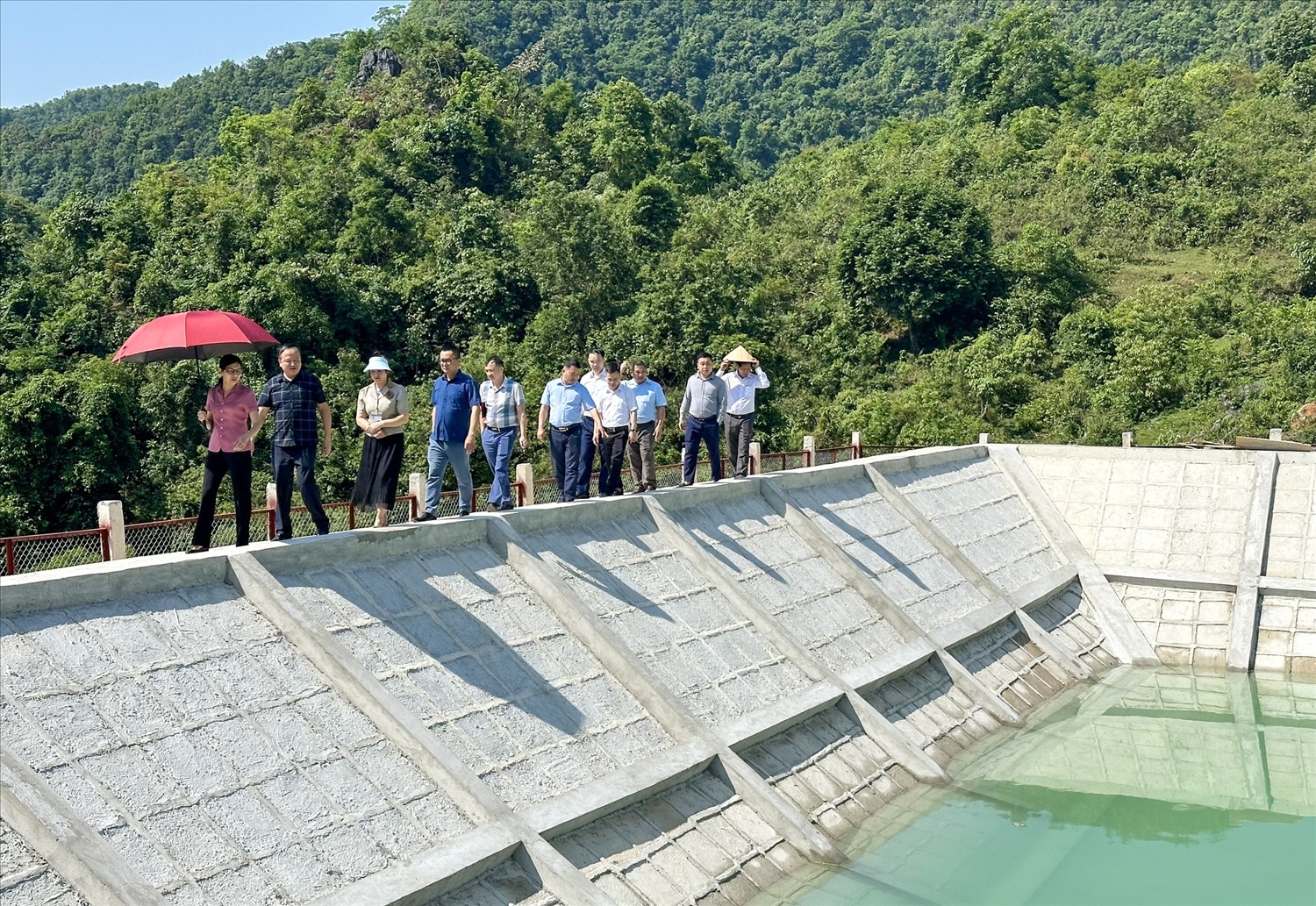 Đoàn công tác thăm hồ treo chứa nước tại Khu định canh định cư xóm Tả Cán, xã Tổng Cọt