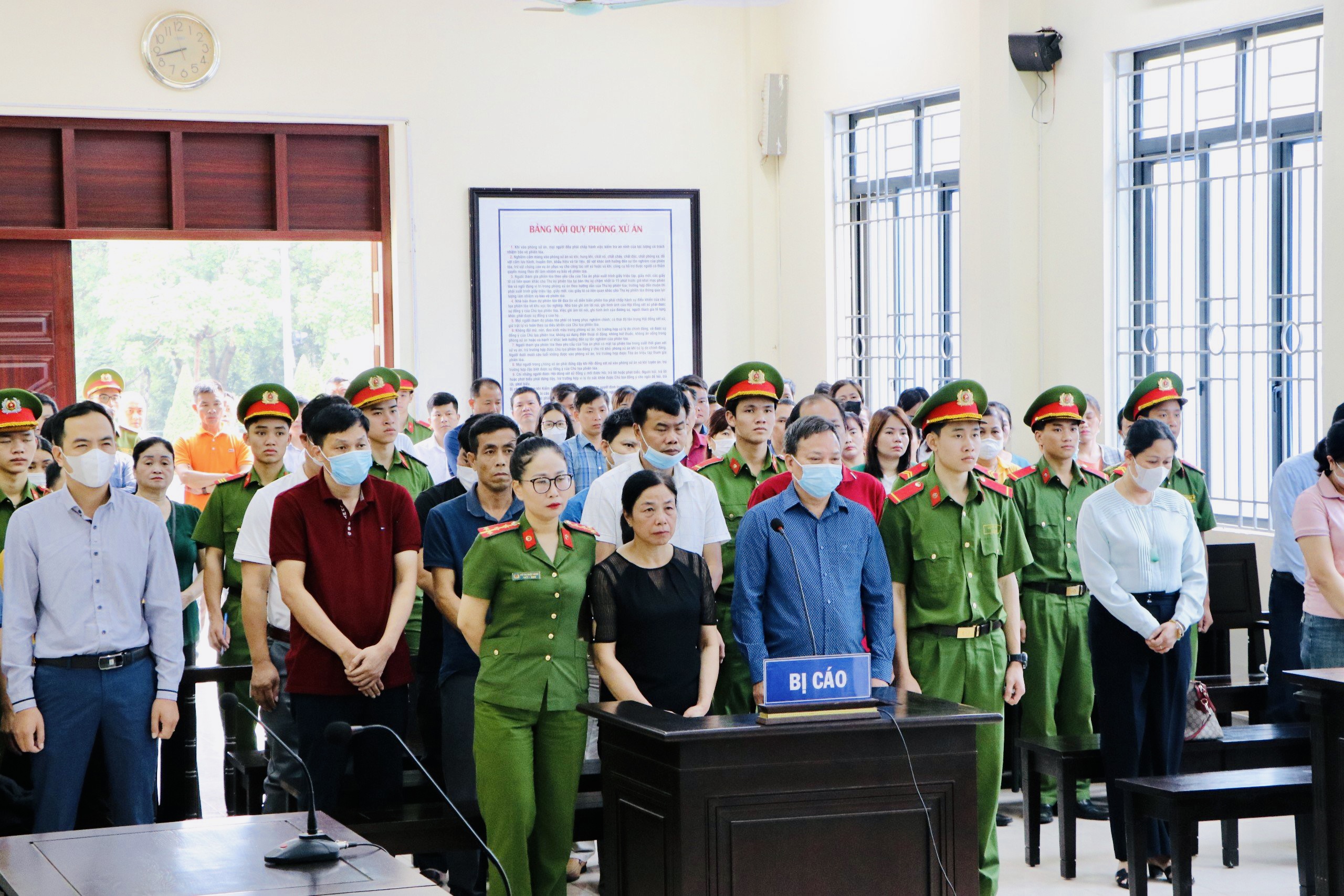 Cuộc 'tổng huy động tiền hối lộ' của các cựu trưởng ban quản lý rừng Lai Châu- Ảnh 4. Các bị cáo nghe tuyên án