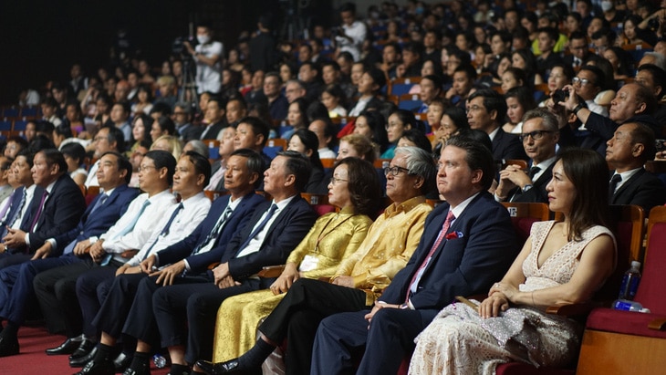 Đại sứ Mỹ tại Việt Nam Marc Knapper và phu nhân (bìa phải) và các vị khách quý tại lễ khai mạc Liên hoan phim châu Á Đà Nẵng (DANAFF) - Ảnh: TRẦN MẶC