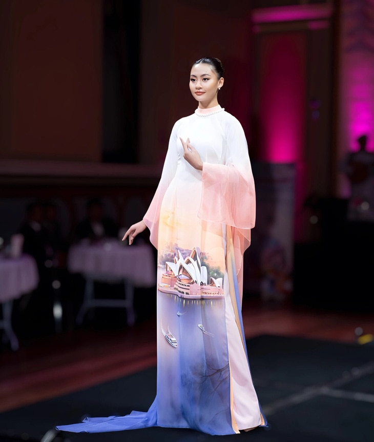 Hoa hậu Xuân Hạnh trình diễn thiết kế vẽ Nhà hát opera Sydney của Úc - Ảnh: BTC