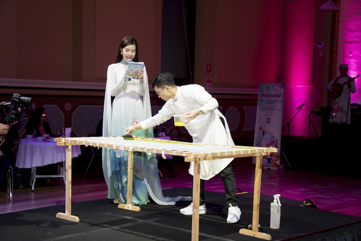 Nhà thiết kế Trung Đinh biểu diễn nhuộm lụa ombre thủ công - Ảnh: BTC