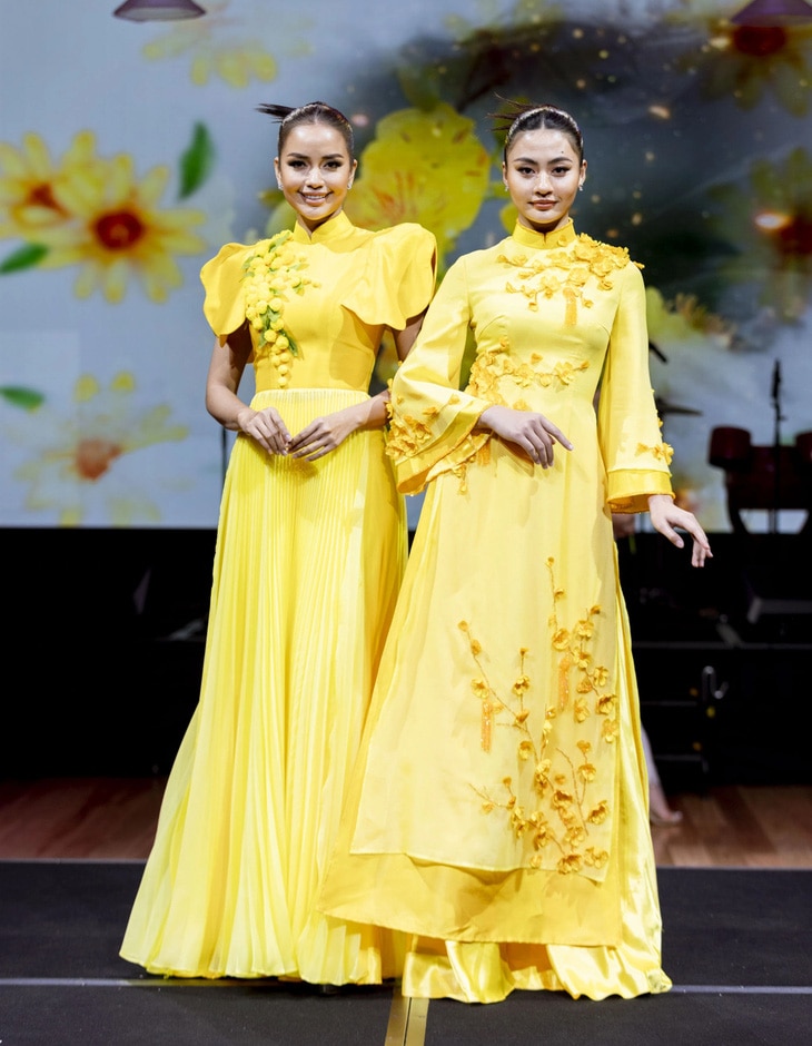 Hoa hậu Ngọc Châu (trái) và hoa hậu Xuân Hạnh diện áo dài của Trần Phương Hoa - Ảnh: BTC