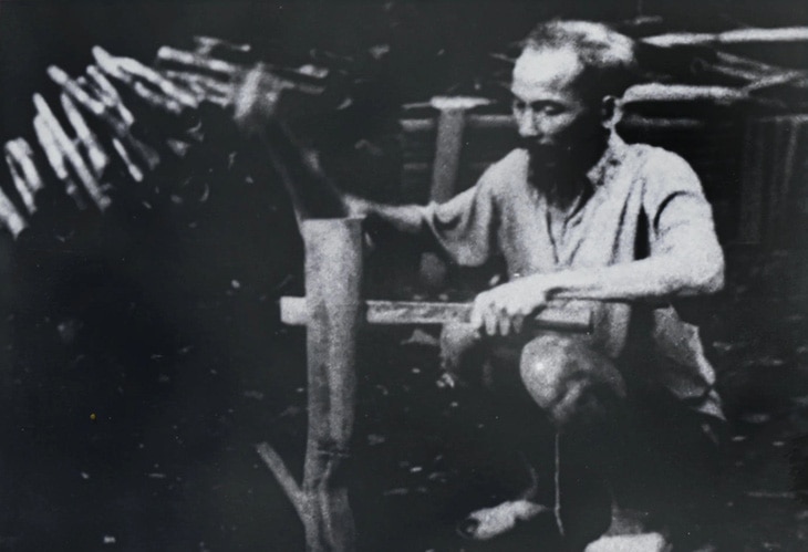Chủ tịch Hồ Chí Minh chẻ củi ở chiến khu Việt Bắc