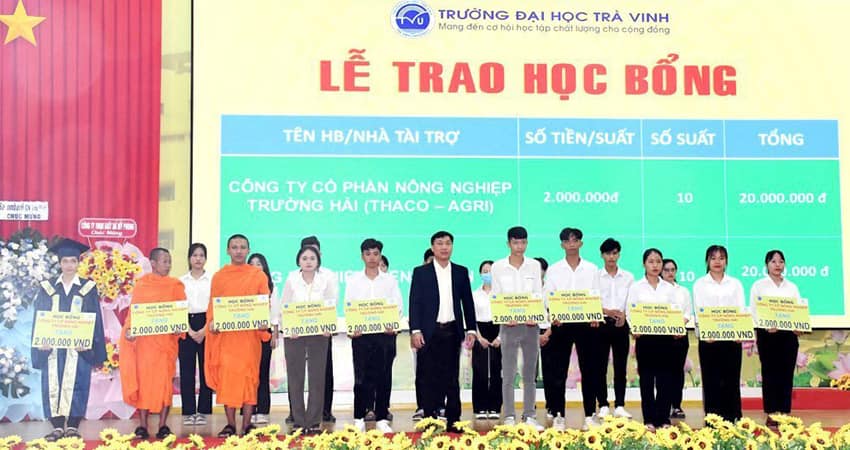 Ông Đỗ Thế Trinh - Giám đốc Đánh giá nhân sự & Tuyển dụng THACO AGRI trao học bổng cho các em sinh viên Trường Đại học Trà Vinh