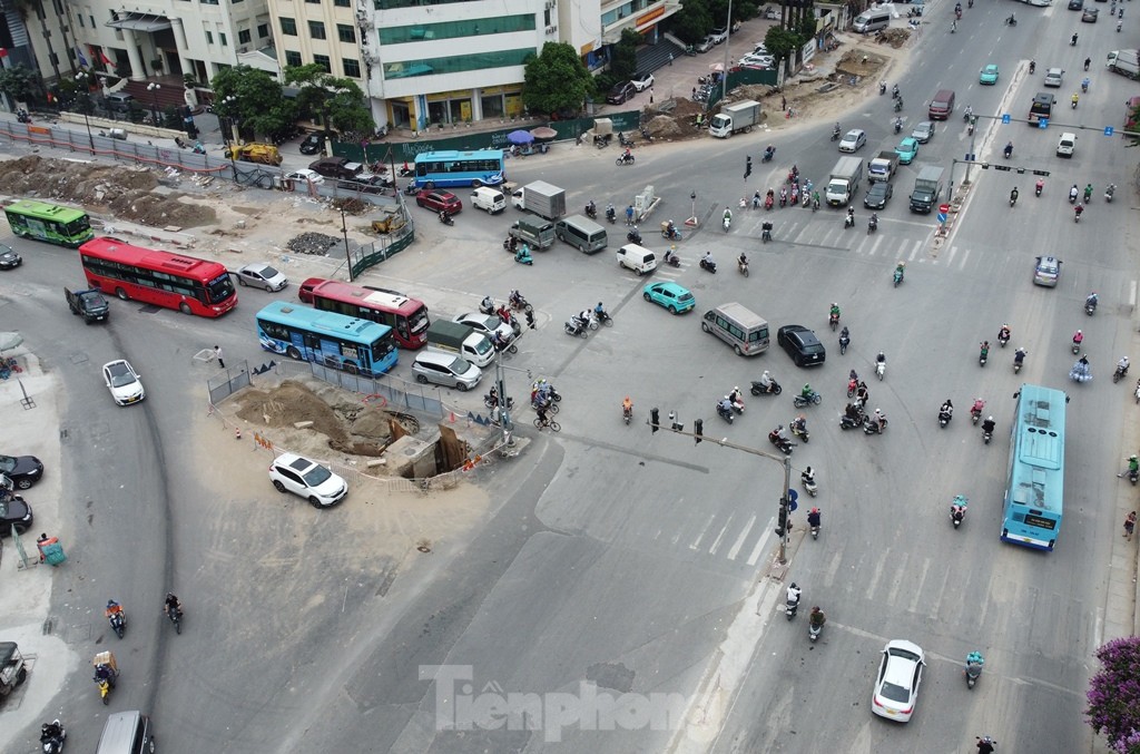 Quây rào nửa phố Kim Đồng để thi công hầm chui Vành đai 2,5 ảnh 5