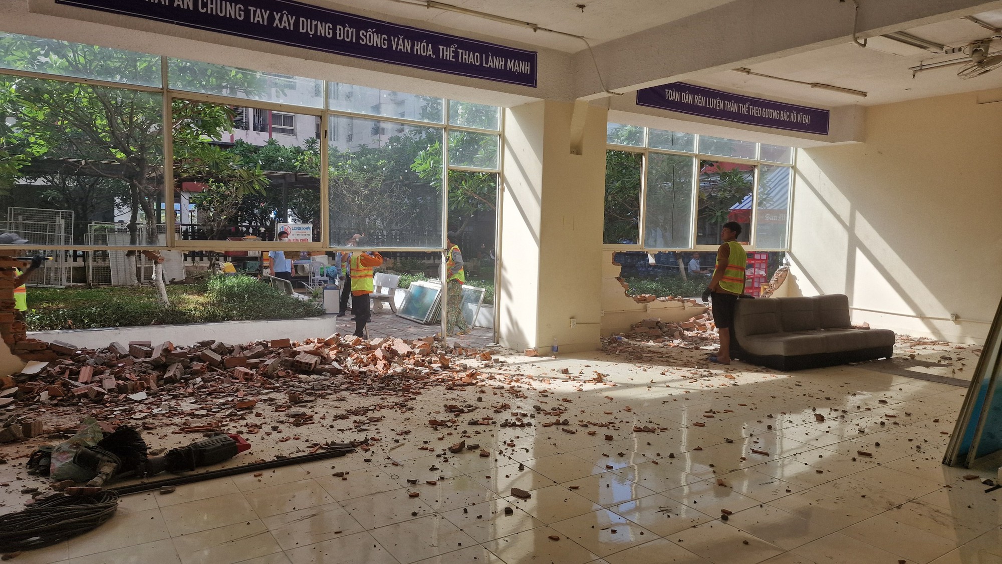 Cưỡng chế sai phạm tại chung cư Thái An 3 và 4- Ảnh 2. Cưỡng chế sai phạm tại chung cư Thái An 3 và 4- Ảnh 2.