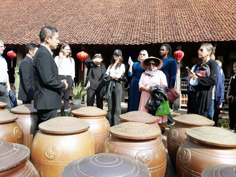 Du khách quốc tế tham quan làng cổ Đường Lâm (Sơn Tây). Ảnh: Hoài Nam