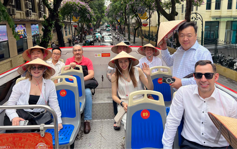 Khách du lịch quốc tế tham quan Hà Nội bằng xe bus 2 tầng. Ảnh: Hoài Nam