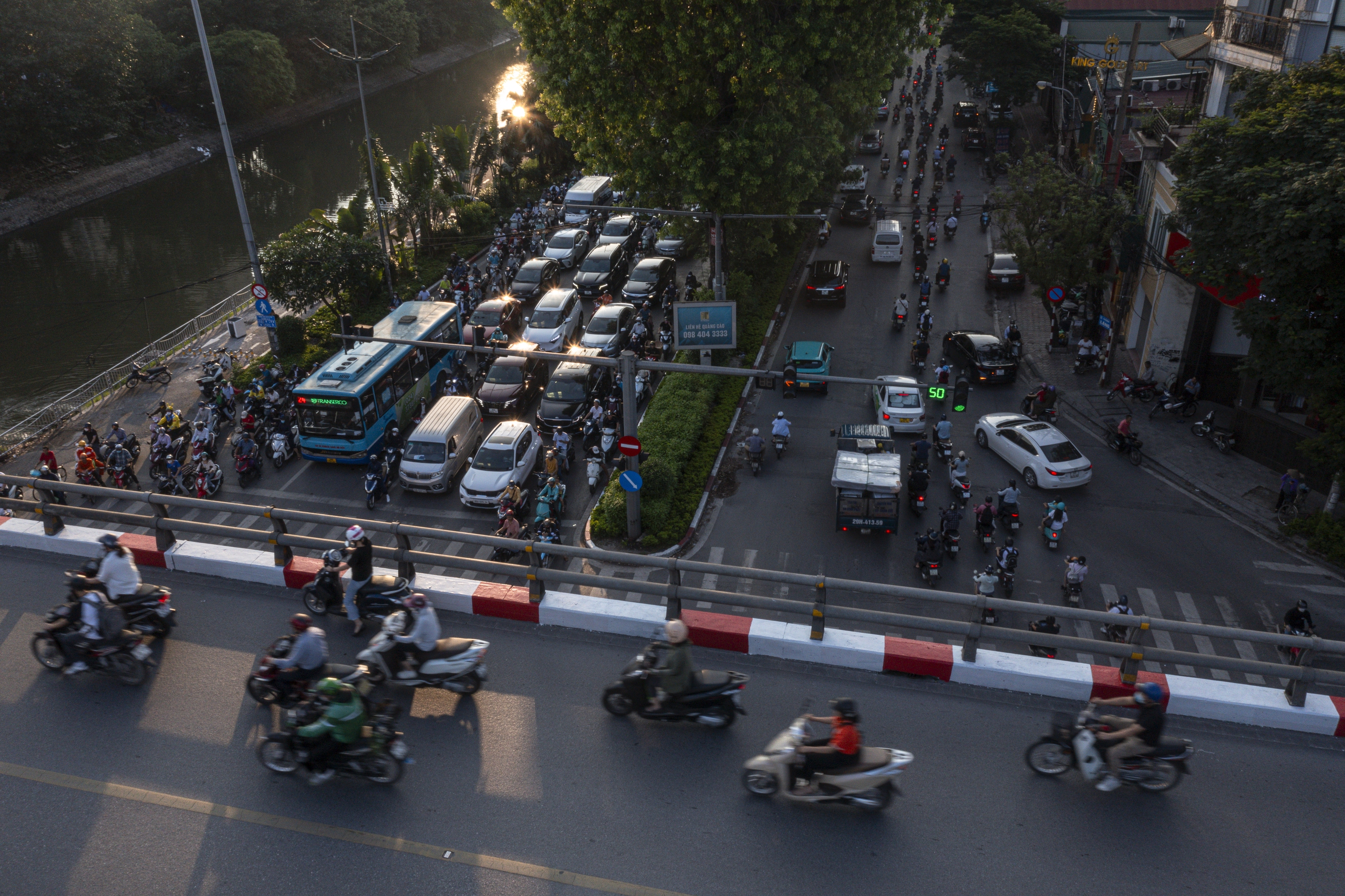 Mở rộng đường Láng: Đắt vẫn phải làm - Ảnh 2. Với tổng chiều dài 3,8 km, đường Láng có điểm bắt đầu ở Ngã Tư Sở và kết thúc tại Ô Cầu Giấy. Hai điểm này đều có hai tuyến đường sắt Nhổn - Ga Hà Nội và Cát Linh - Hà Đông chạy qua