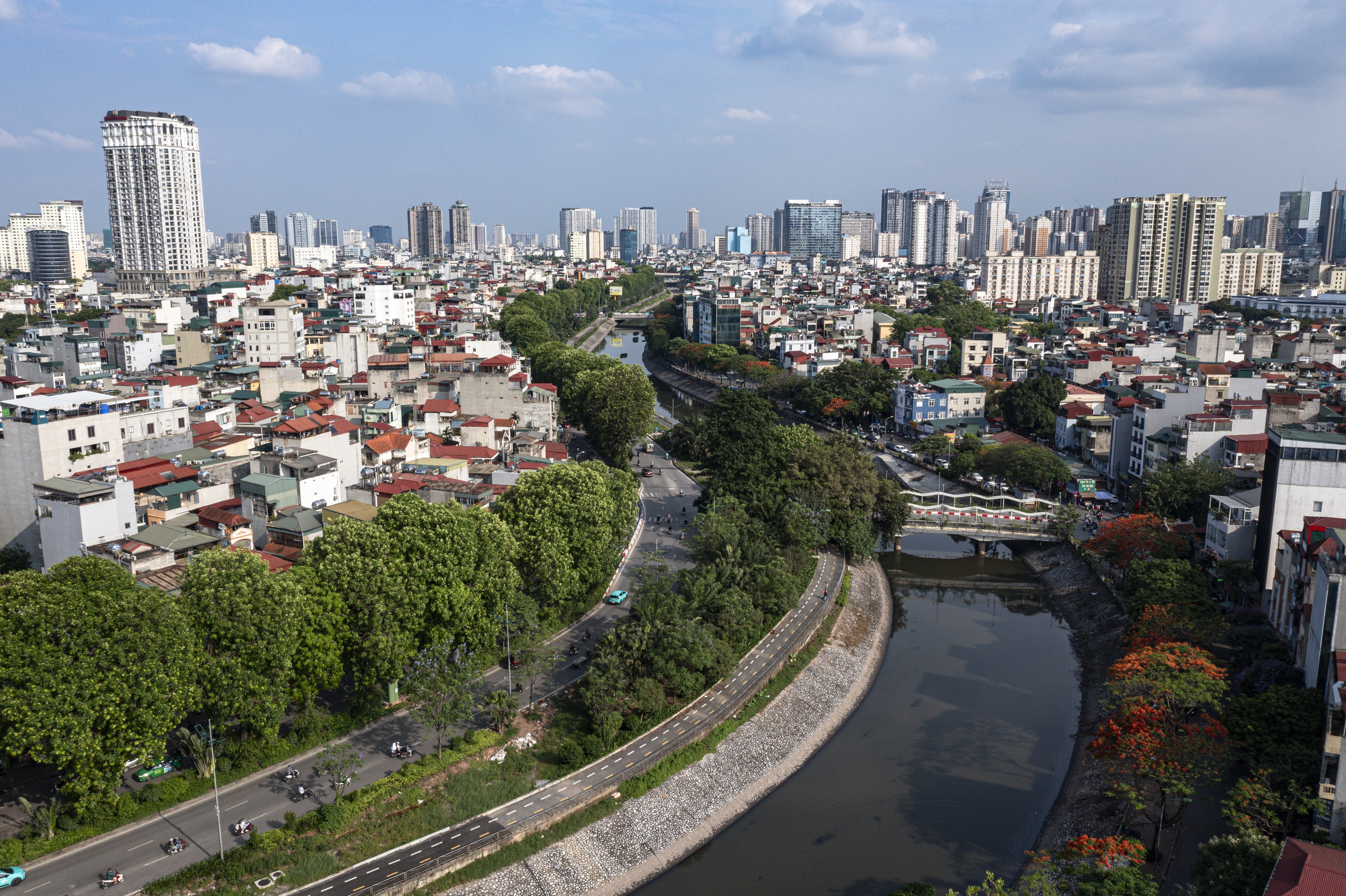 Mở rộng đường Láng: Đắt vẫn phải làm - Ảnh 9. Đường vành đai 2 trên cao đoạn Láng nếu được đầu tư sẽ có chiều dài 3,8 km, rộng 19 m, và vận tốc tối đa là 80 km/h. Đây là trục chính đô thị. Tổng mức đầu tư dự kiến cho dự án này là gần 3.900 tỉ đồng, thời gian thực hiện dự kiến từ 2026 - 2030. Theo Sở GTVT Hà Nội, lưu lượng phương tiện tối đa hiện tại đã lên đến 8.000 phương tiện/giờ, trong khi dung lượng thiết kế ban đầu chỉ cho phép 3.000 phương tiện/giờ. Do đó, đường Láng thường xuyên gặp tình trạng ùn tắc vào giờ cao điểm