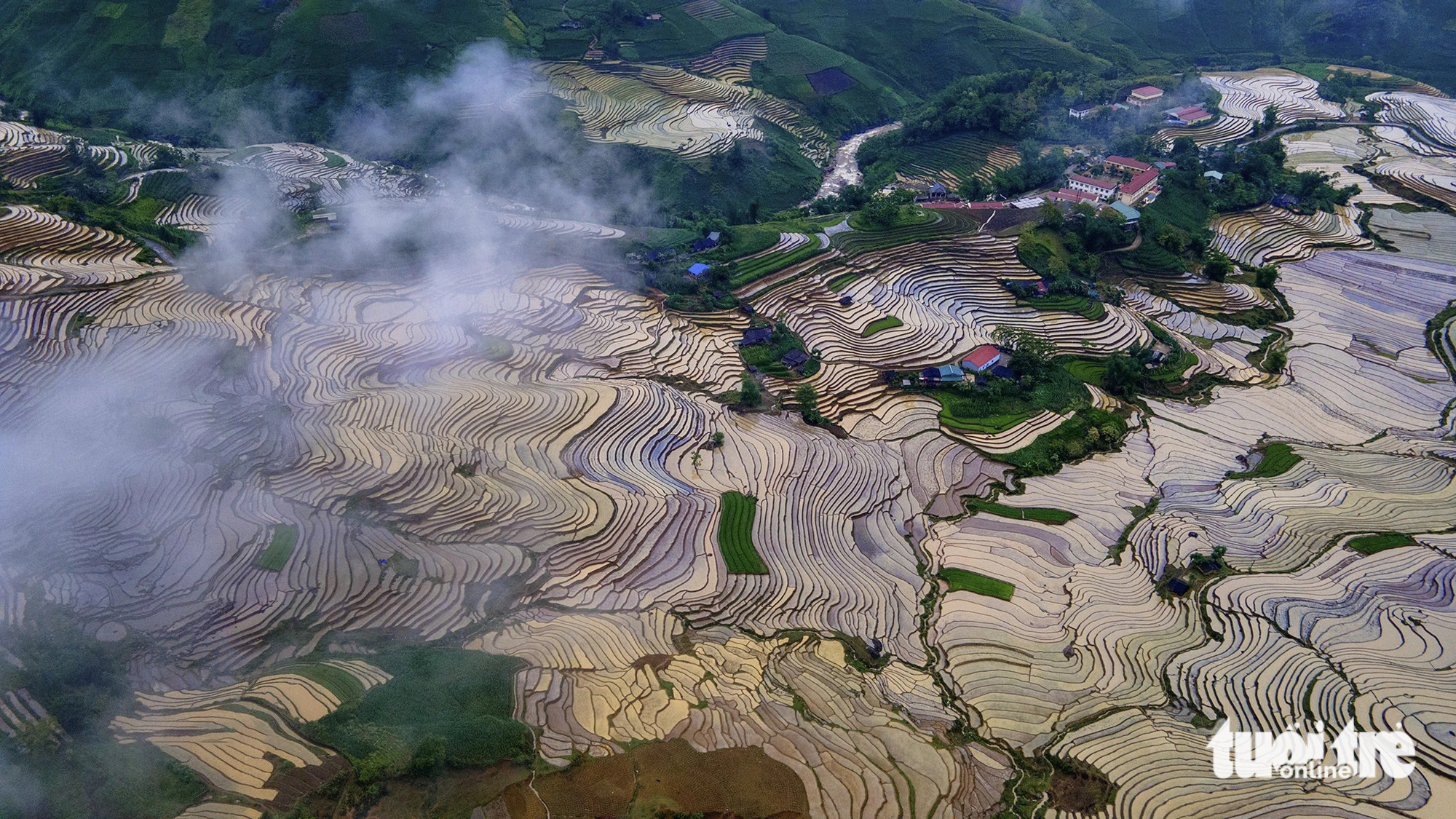 Mùa nước đổ, Y Tý thành tấm gương khổng lồ phản chiếu mây trời- Ảnh 3. Mùa nước đổ, Y Tý thành tấm gương khổng lồ phản chiếu mây trời- Ảnh 3.