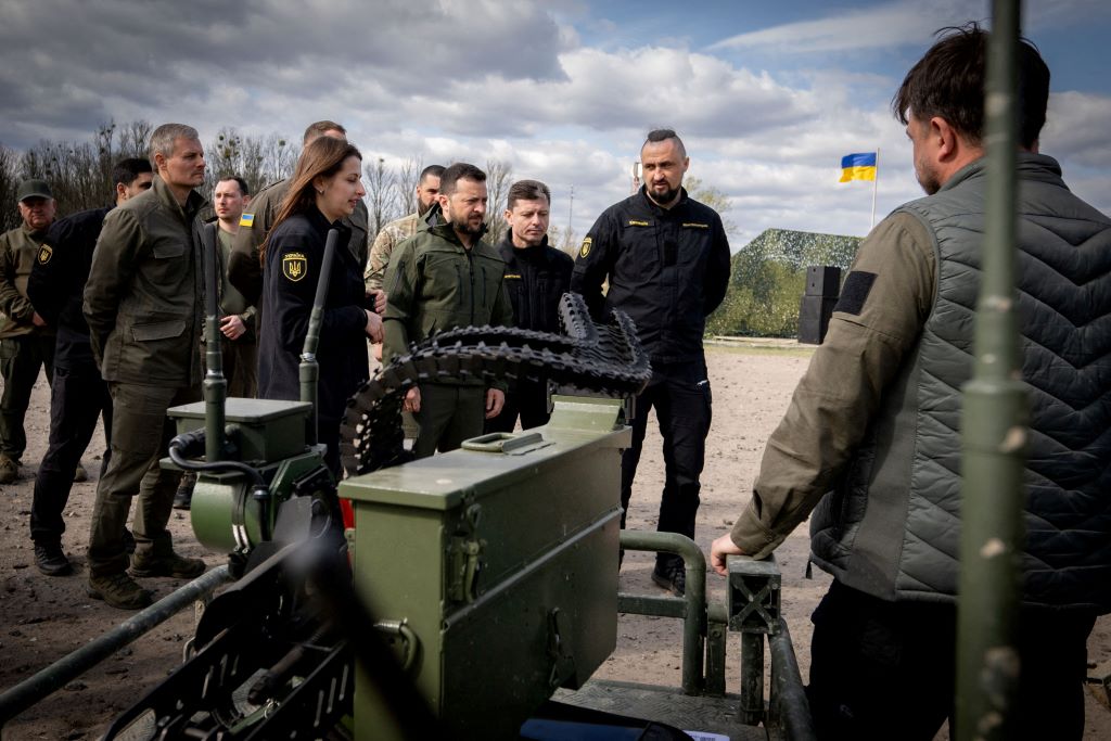 Chiến sự Ukraine ngày 813: Tổng thống Zelensky tới Kharkiv giữa tình thế vô cùng khó khăn- Ảnh 2. Tổng thống Ukraine Volodymyr Zelensky thừa nhận tiền tuyến Kharkiv vô cùng căng thẳng