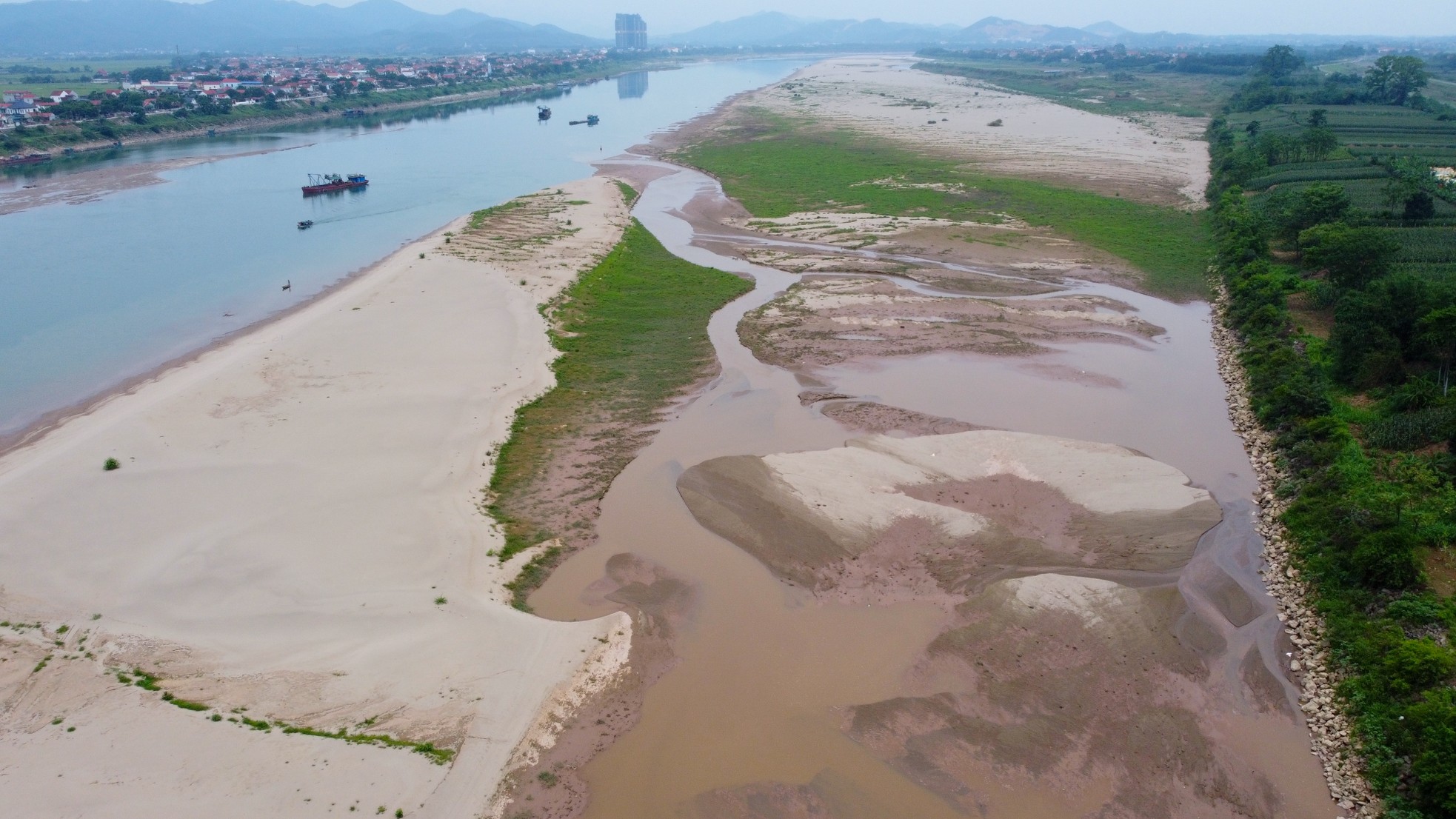 Sông Đà trơ đáy, người dân đi bộ, bắt cá giữa lòng sông ảnh 4