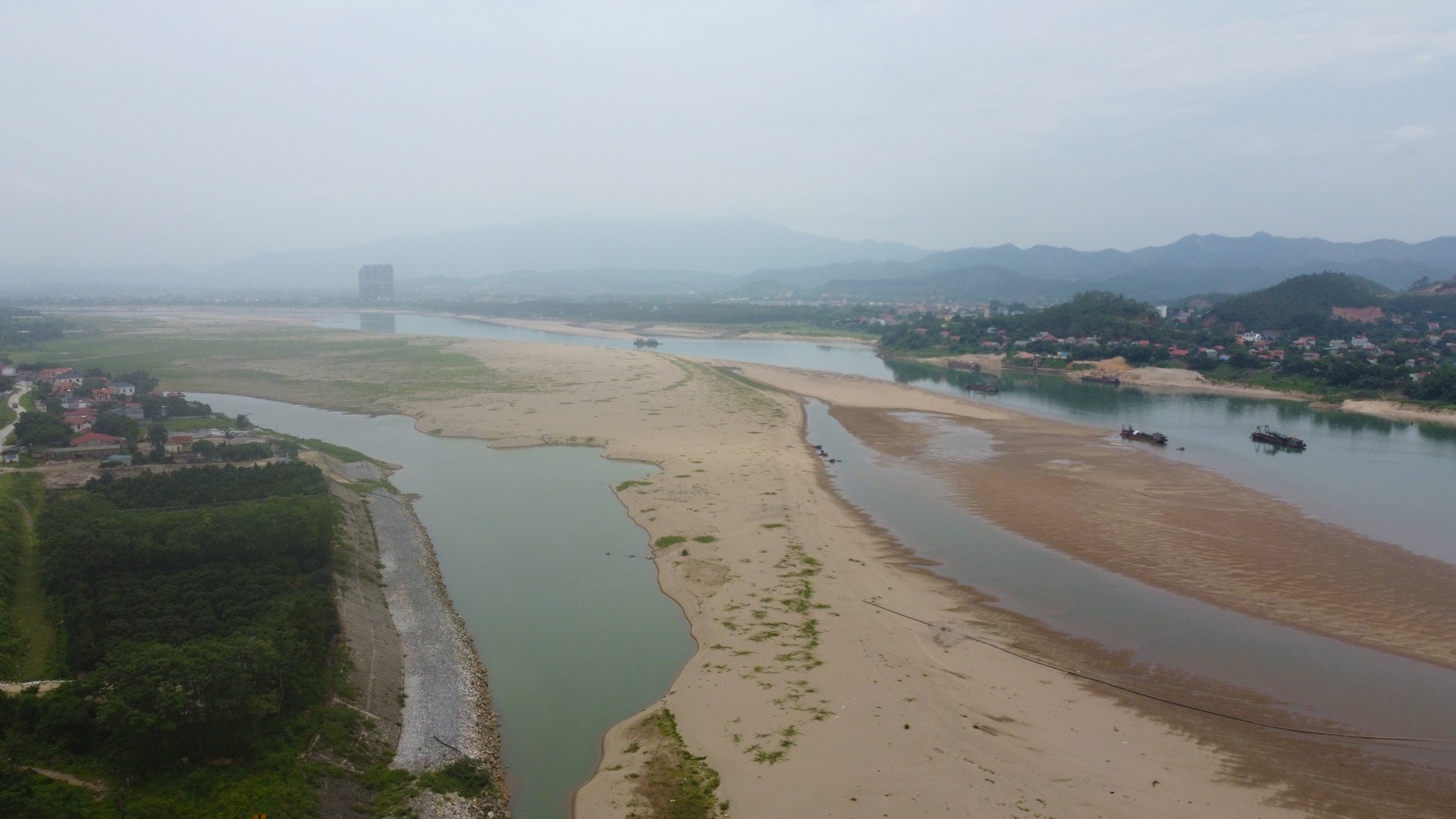 Sông Đà trơ đáy, người dân đi bộ, bắt cá giữa lòng sông ảnh 6