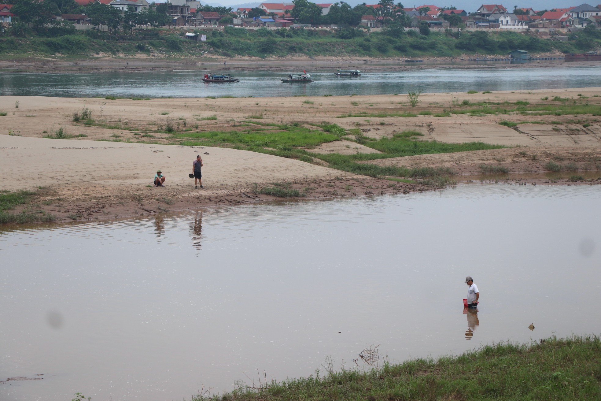 Sông Đà trơ đáy, người dân đi bộ, bắt cá giữa lòng sông ảnh 7