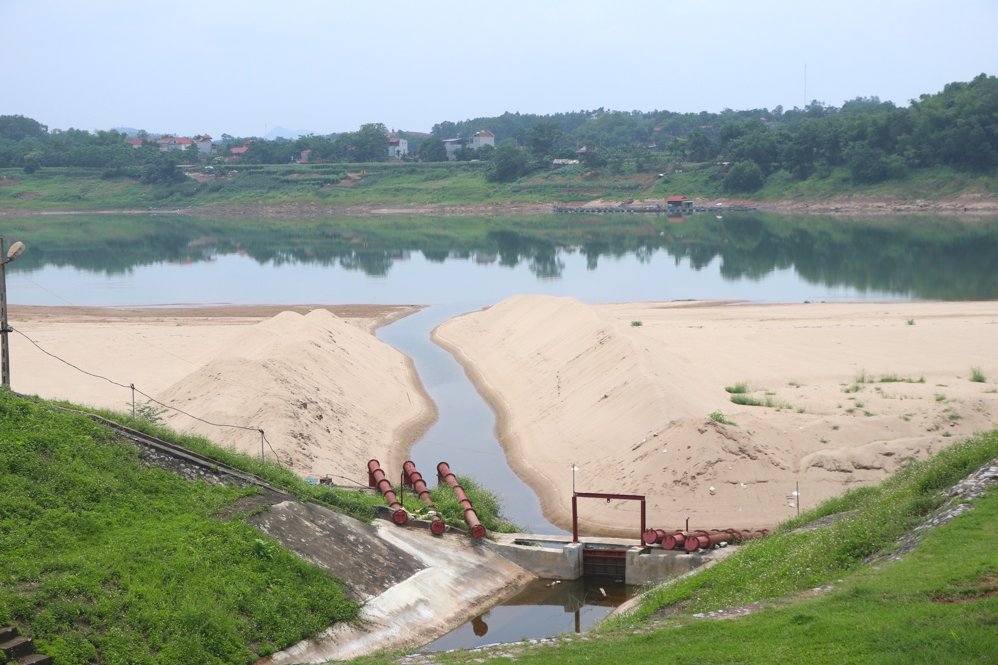 Sông Đà trơ đáy, người dân đi bộ, bắt cá giữa lòng sông ảnh 9