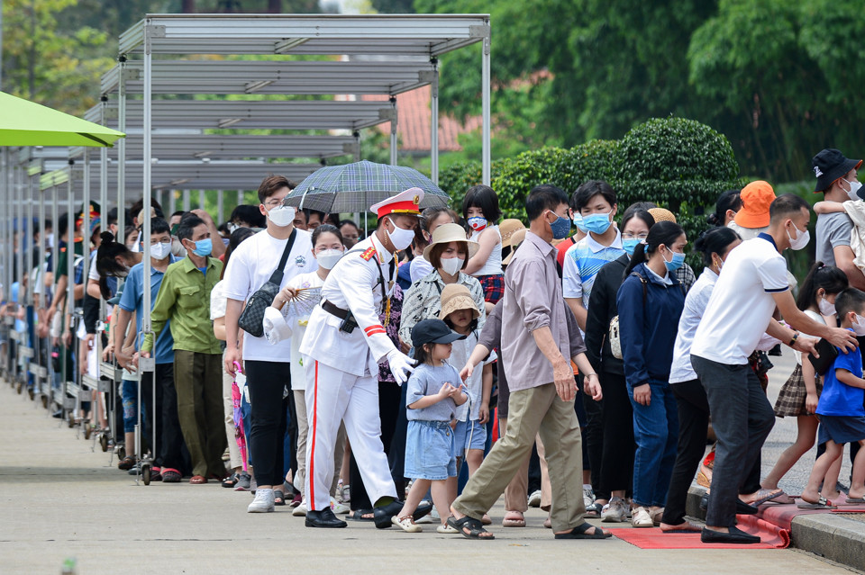 Xếp hàng vào Lăng viếng Bác Hồ. Ảnh: VietNamNet.