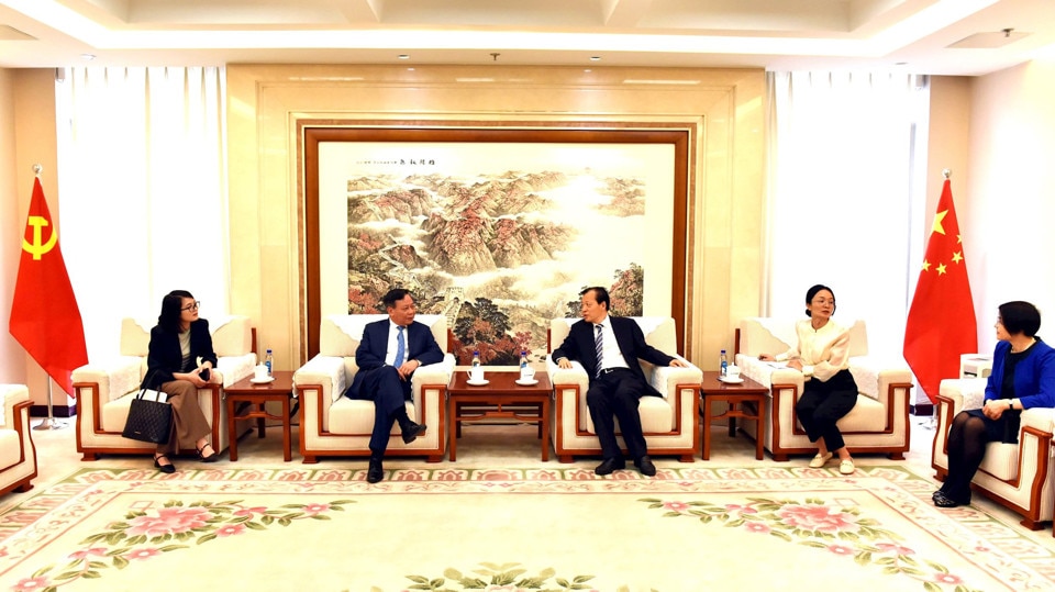 Phó Bí thư Thành ủy Bắc Kinh Lưu Vĩ đánh giá cao những thành tựu phát triển của TP Hà Nội và chia sẻ những thông tin cập nhật về TP Bắc Kinh. Ảnh: TTXVN