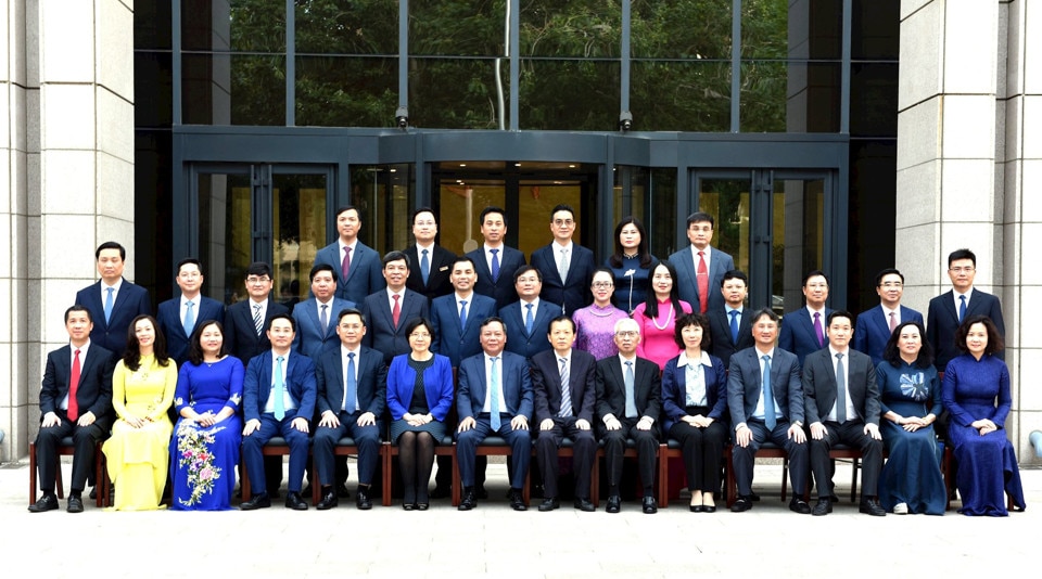 Các đại biểu chụp ảnh với các học viên Lớp Bồi dưỡng cán bộ nguồn quy hoạch Ban Chấp hành Đảng bộ TP Hà Nội nhiệm kỳ 2025-2030 tại Trường Đảng Thành ủy Bắc Kinh. Ảnh: TTXVN