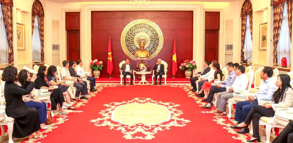 Đoàn đại biểu cấp cao TP Hà Nội đến thăm, làm việc với Đại sứ quán Việt Nam tại Trung Quốc. Ảnh: TTXVN