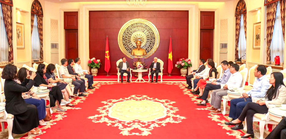 Đoàn đại biểu cấp cao TP Hà Nội đến thăm, làm việc với Đại sứ quán Việt Nam tại Trung Quốc. Ảnh: TTXVN