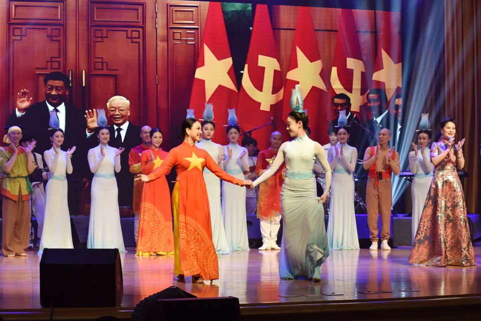 Đoàn đại biểu cấp cao TP Hà Nội tham dự Chương trình biểu diễn nghệ thuật “Bền vững tình Hữu nghị” chào mừng kỷ niệm 30 năm thiết lập quan hệ hữu nghị Hà Nội - Bắc Kinh. Ảnh: TTXVN