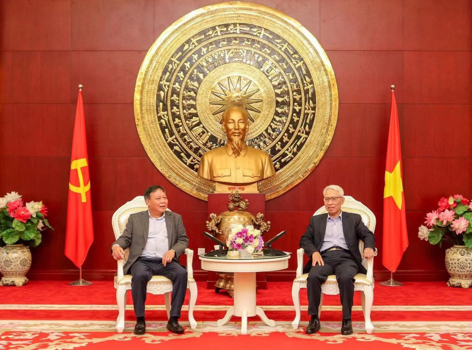 Phó Bí thư Thành ủy Hà Nội Nguyễn Văn Phong thông tin khái quát về tình hình phát triển kinh tế - xã hội của TP với Đại sứ Việt Nam tại CHND Trung Hoa Phạm Sao Mai. Ảnh: TTXVN
