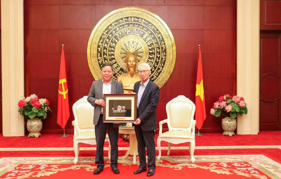 Phó Bí thư Thành ủy Hà Nội Nguyễn Văn Phong tặng quà lưu niệm cho Đại sứ Phạm Sao Mai. Ảnh: TTXVN